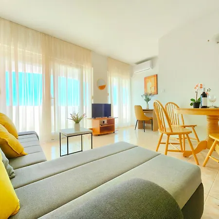 With Shared Pool Apartamento