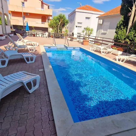 With Shared Pool Apartman